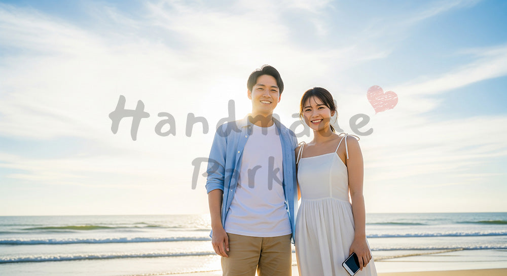 フリー素材 無料 写真｜海辺で微笑む日本人カップル（正面・撮影小物） 背景素材