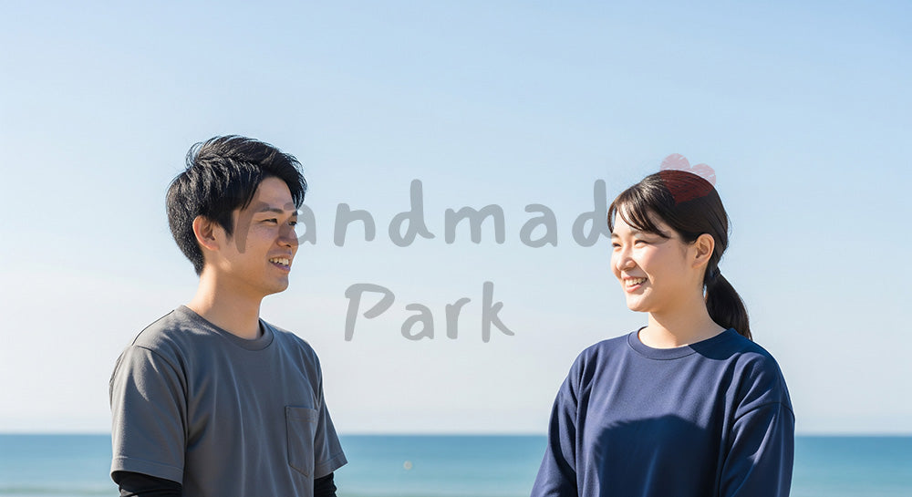 フリー素材 無料 写真｜海辺で会話する日本人同僚（正面）