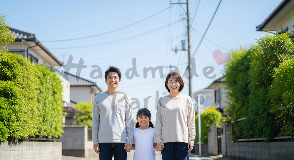 フリー素材 無料 写真｜住宅街と青空の日本人家族（正面） 背景素材