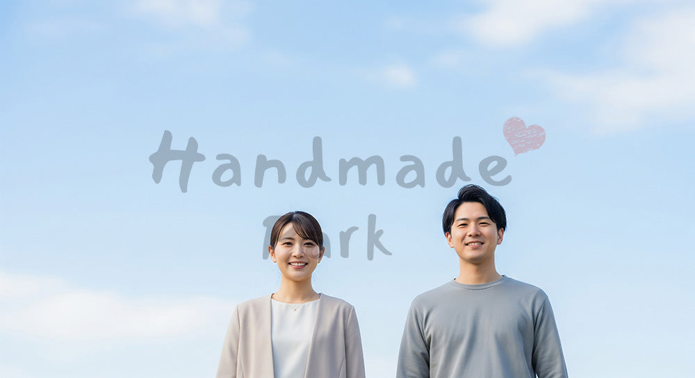 フリー素材 無料 写真｜朝の青空で微笑む日本人同僚（正面） 写真背景