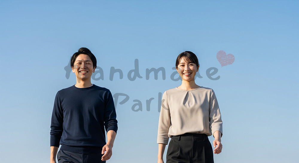 フリー素材 無料 写真｜朝の青空で微笑む日本人同僚（正面） 背景素材