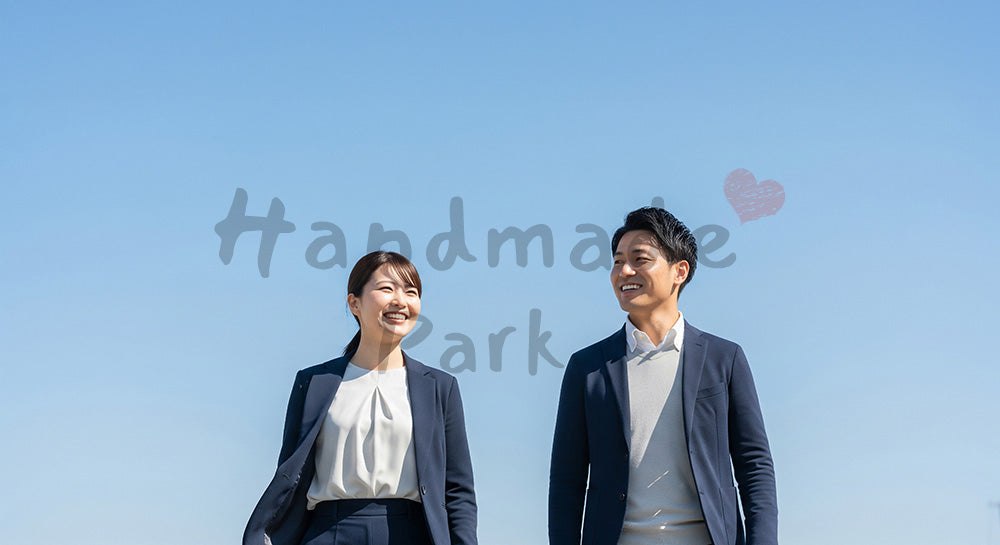 フリー素材 無料 写真｜朝の青い空で微笑む日本人同僚（正面）