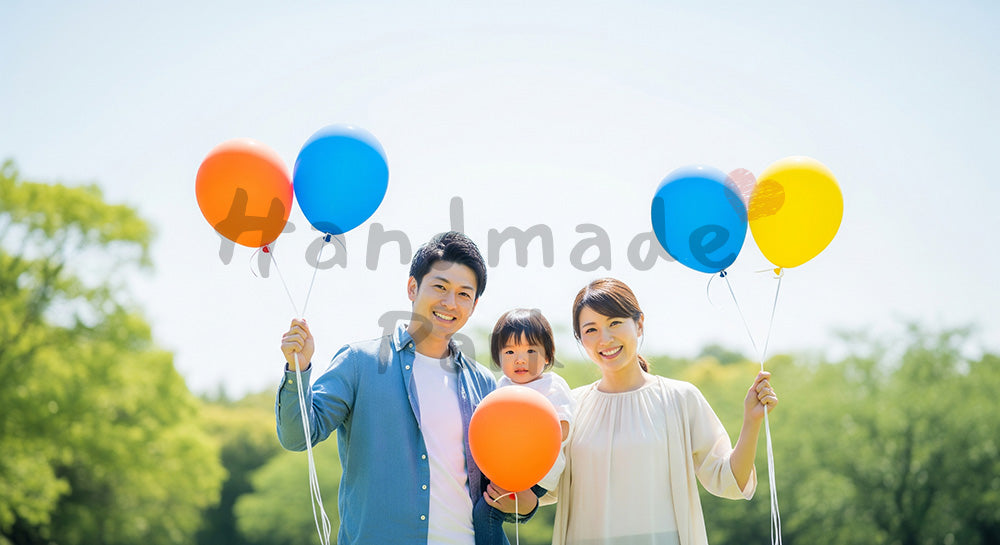 フリー素材 無料 写真｜風船と青空の日本人家族（正面） 写真背景
