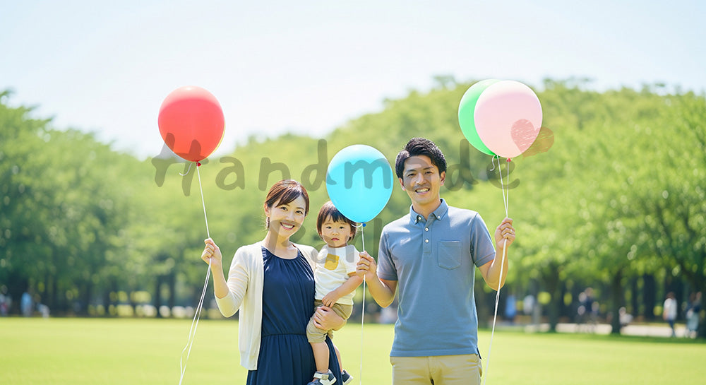 フリー素材 無料 写真｜風船と青空の日本人家族（正面） 背景素材