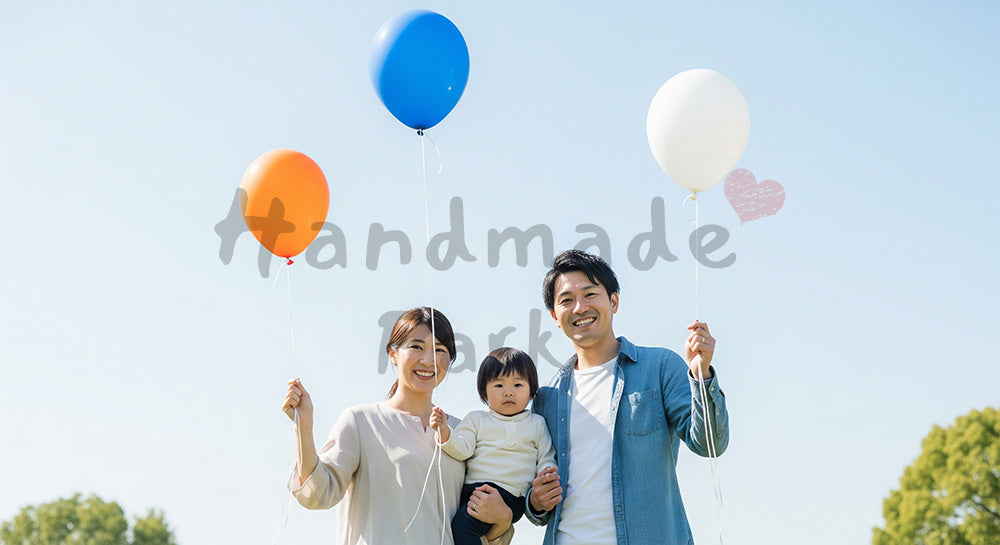 フリー素材 無料 写真｜風船と青い空の日本人家族（正面）
