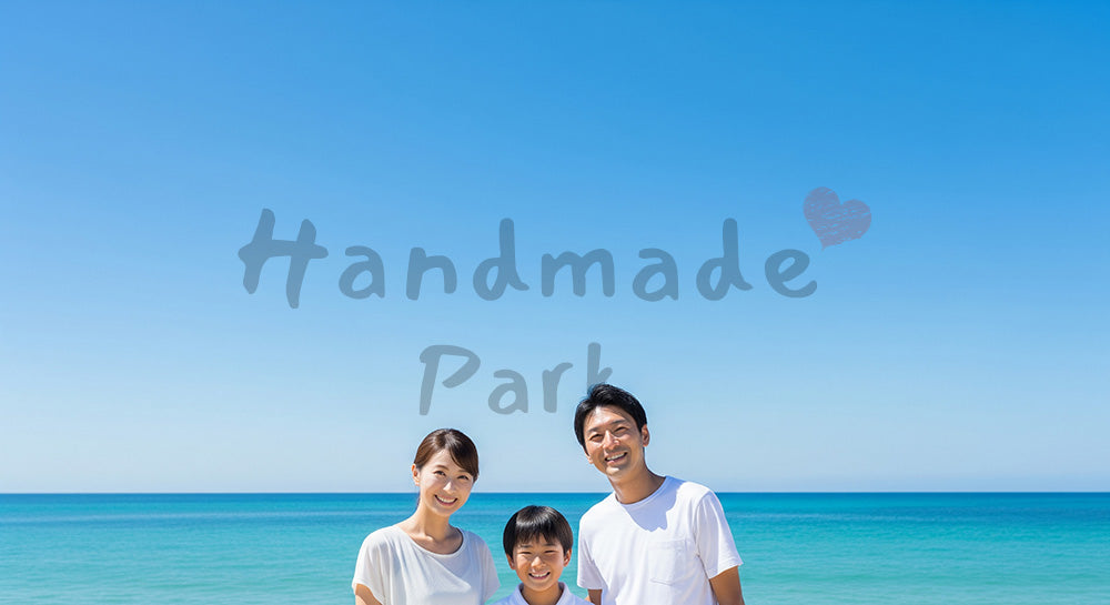 フリー素材 無料 写真｜青空と透明な海で笑う日本人家族（正面） 写真背景
