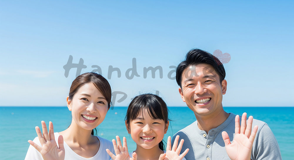 フリー素材 無料 写真｜青空と透明な海で笑う日本人家族（正面） 背景素材