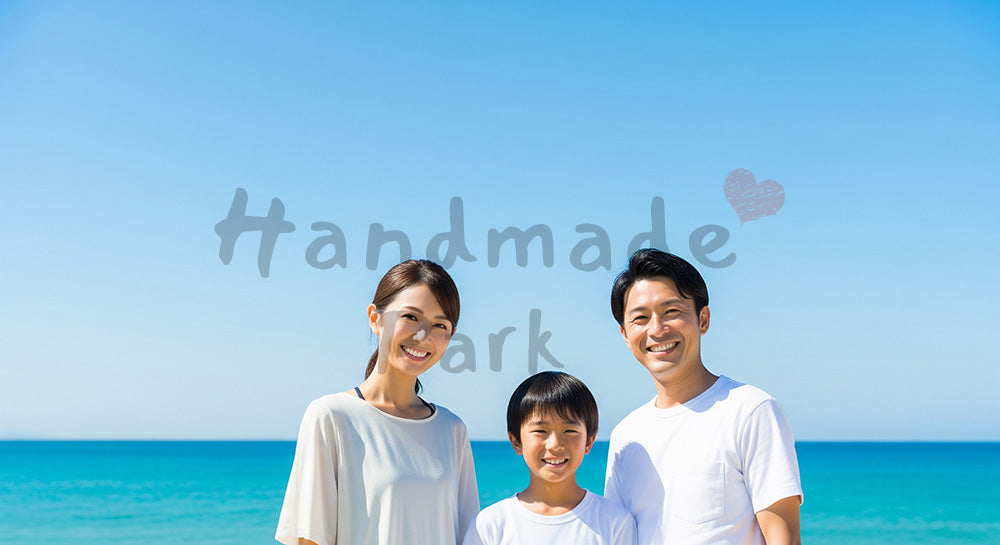 フリー素材 無料 写真｜青い空と透明な海で笑う日本人家族（正面）