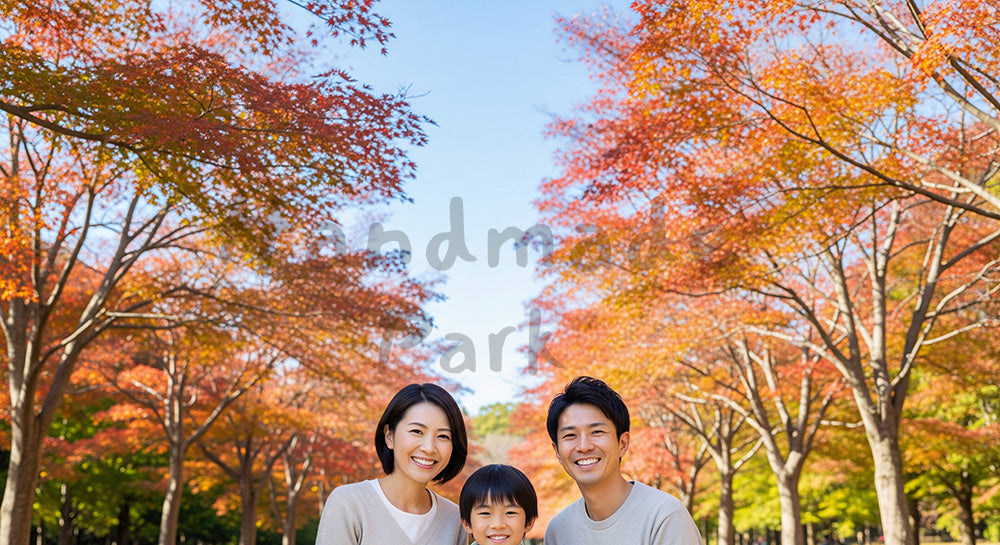 フリー素材 無料 写真｜紅葉と青空で微笑む日本人家族（正面） 写真背景