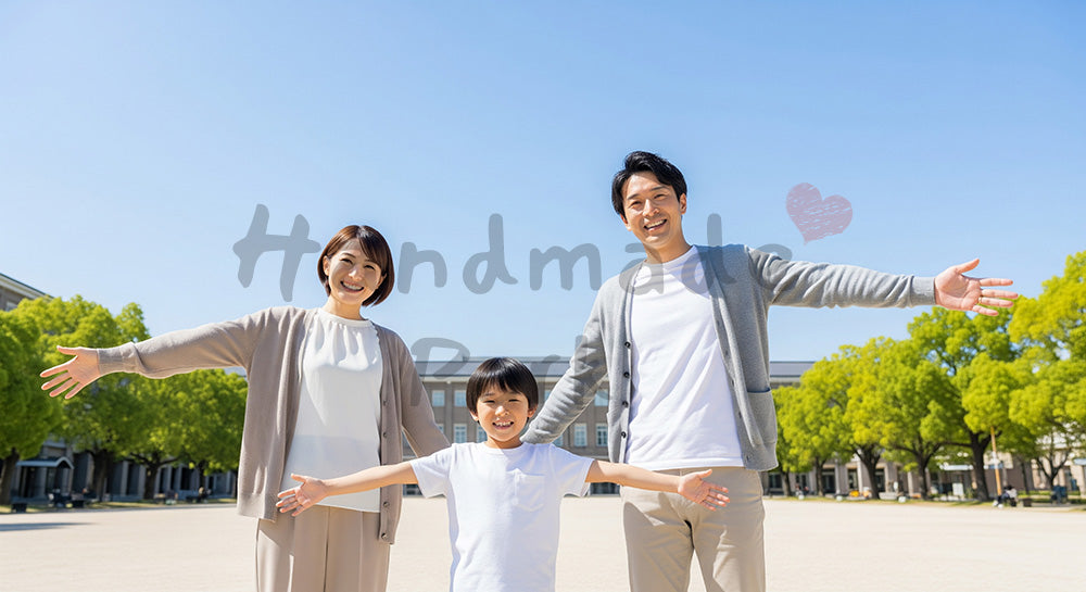 フリー素材 無料 写真｜深呼吸する日本人家族（正面） 余白あり