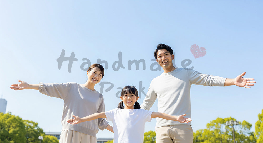 フリー素材 無料 写真｜深呼吸する日本人家族（正面）