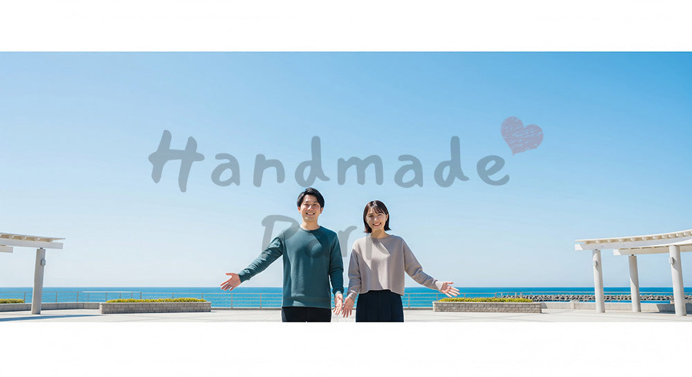 フリー素材 無料 写真｜手を広げて微笑む日本人カップル（正面） 背景素材