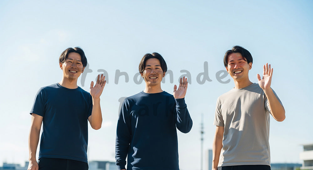 フリー素材 無料 写真｜手を挙げて喜ぶ日本人同僚（正面） 写真背景