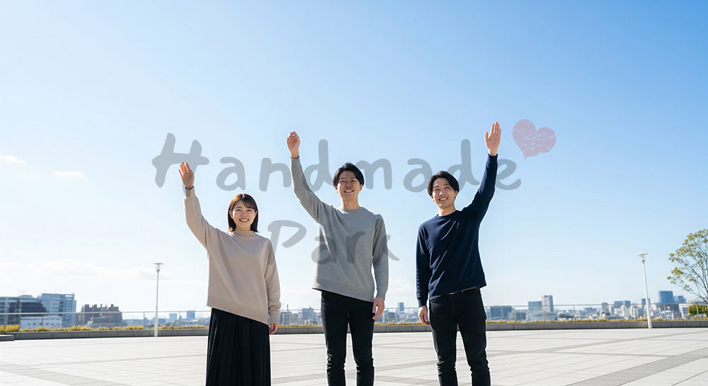 フリー素材 無料 写真｜手を挙げて喜ぶ日本人同僚（正面）