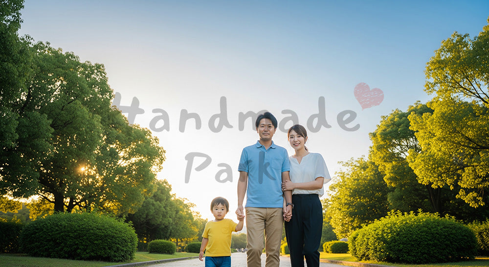 フリー素材 無料 写真｜夕方前の公園で微笑む日本人家族（正面）