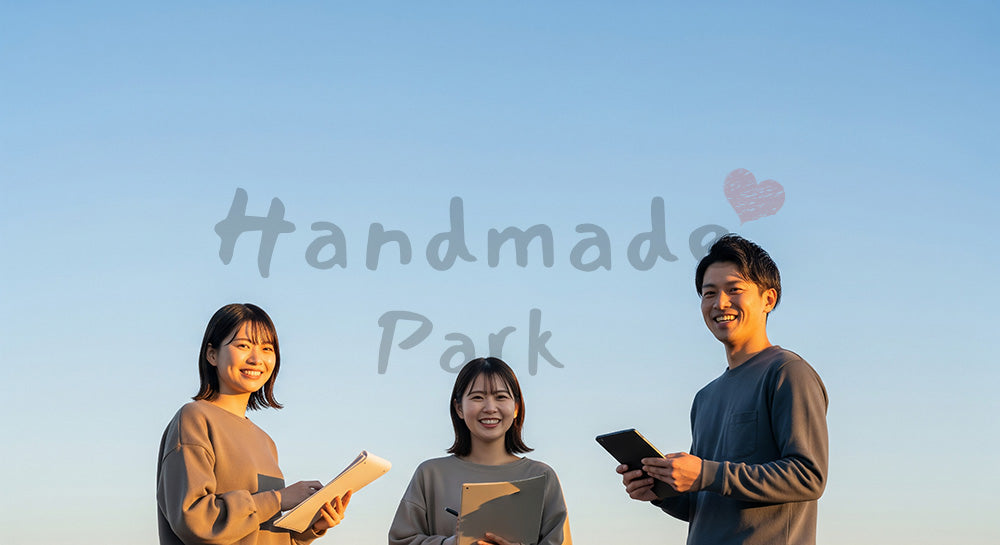 フリー素材 無料 写真｜屋外で微笑む日本人同僚（正面・打ち合わせ）
