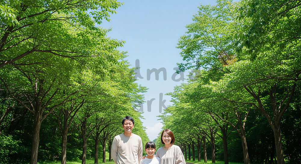 フリー素材 無料 写真｜青空へ続く並木道で微笑む日本人家族（正面） 写真背景