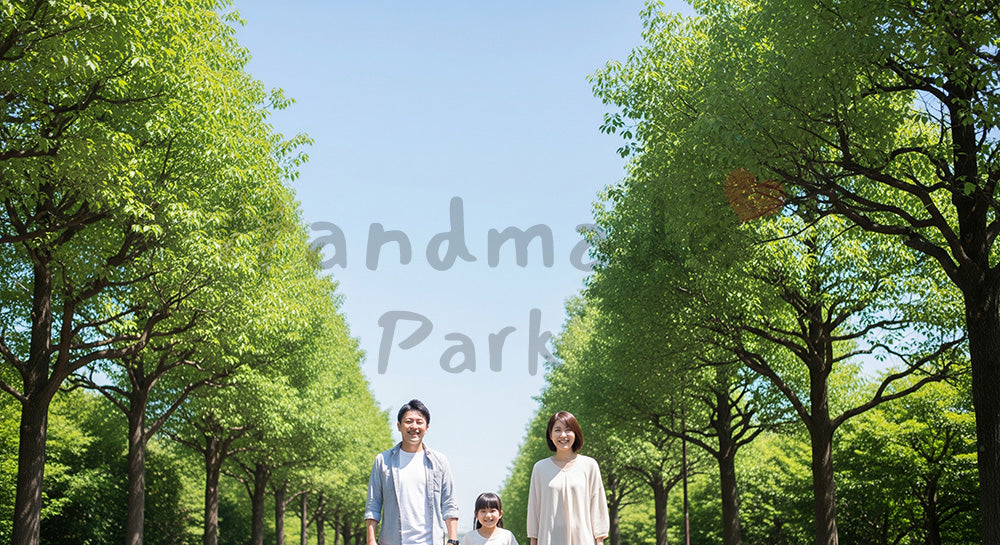 フリー素材 無料 写真｜青い空へ続く並木道で微笑む日本人家族（正面）