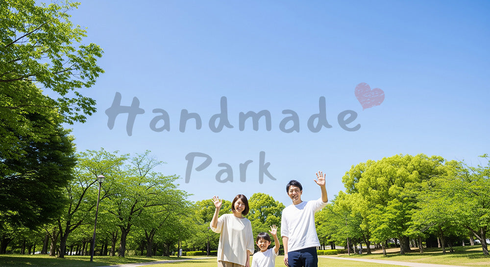 フリー素材 無料 写真｜手を振って笑う日本人家族（正面） 余白あり