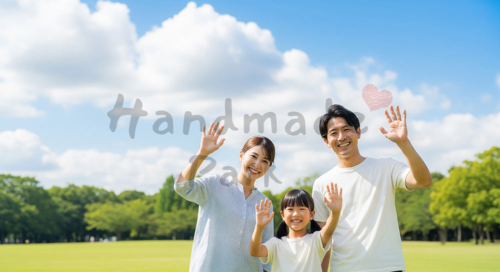 フリー素材 無料 写真｜手を振って笑う日本人家族（正面）