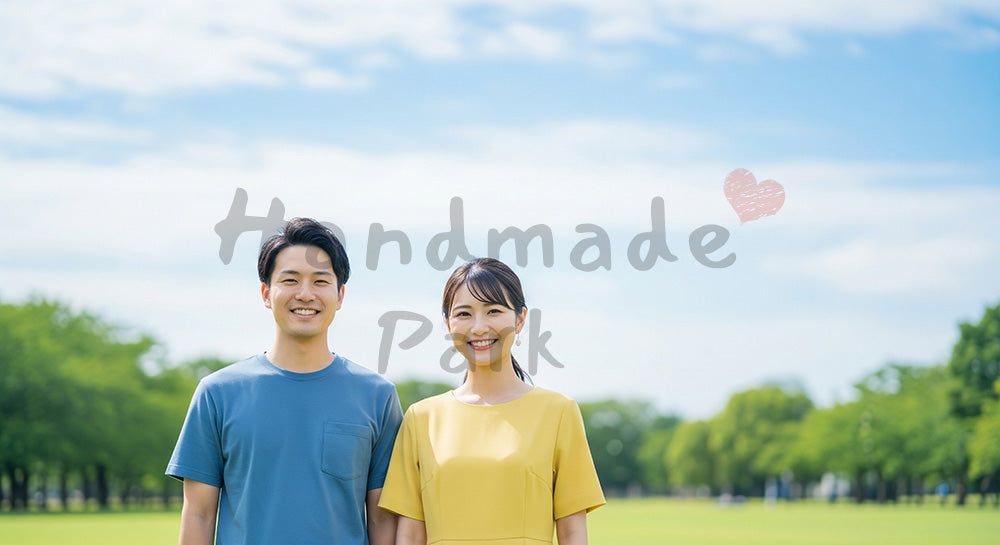 フリー素材 無料 写真｜青い空の大きな余白と日本人カップル（正面）