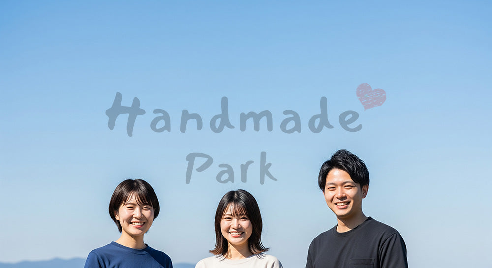 フリー素材 無料 写真｜青い空の大きな余白と日本人同僚（正面）