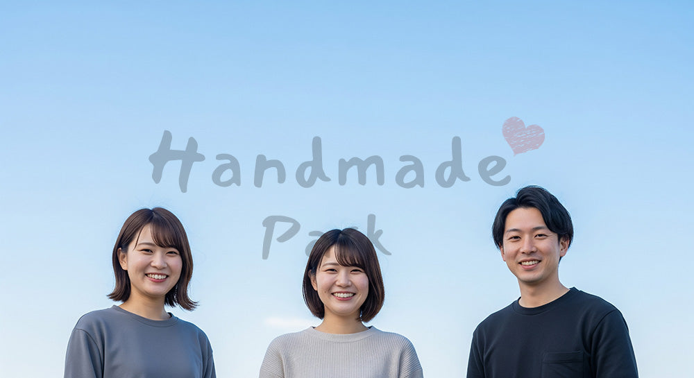 フリー素材 無料 写真｜青空の大きなスペースと日本人同僚（正面）