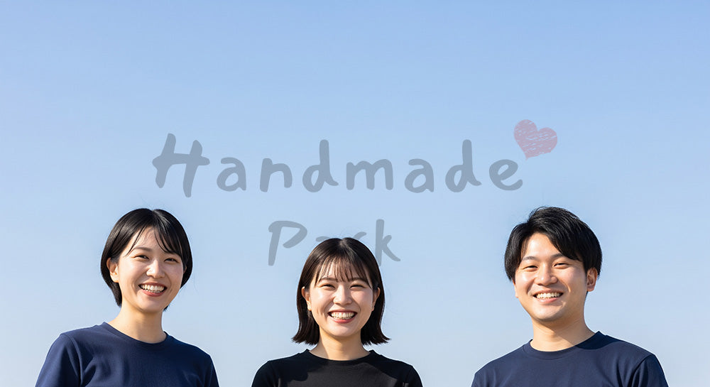 フリー素材 無料 写真｜青空の大きな空きスペースと日本人同僚（正面）