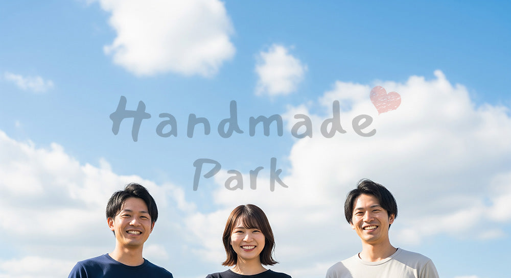 フリー素材 無料 写真｜青空の大きな余白と日本人同僚（正面）