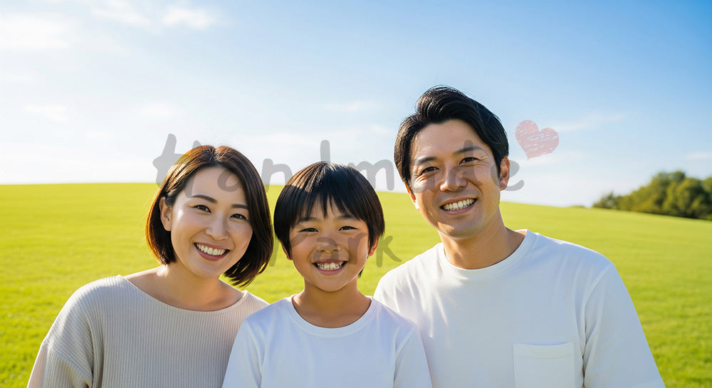フリー素材 無料 写真｜青空と芝生で笑う日本人家族（正面・集合） 写真背景