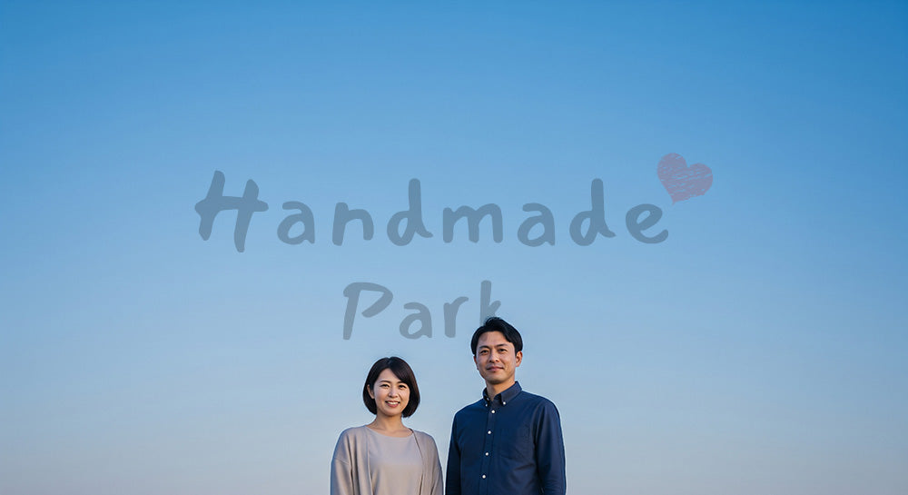 フリー素材 無料 写真｜夕方前の青空スペースと日本人カップル（正面）