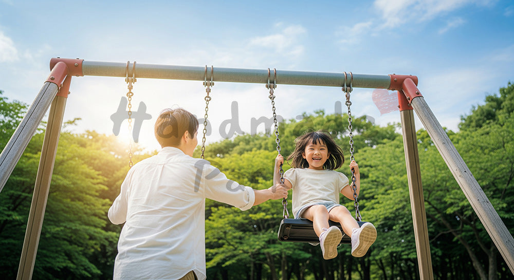 フリー素材 無料 写真｜さわやかな公園のブランコで遊ぶ日本人親子、子育ての温かさが伝わる写真