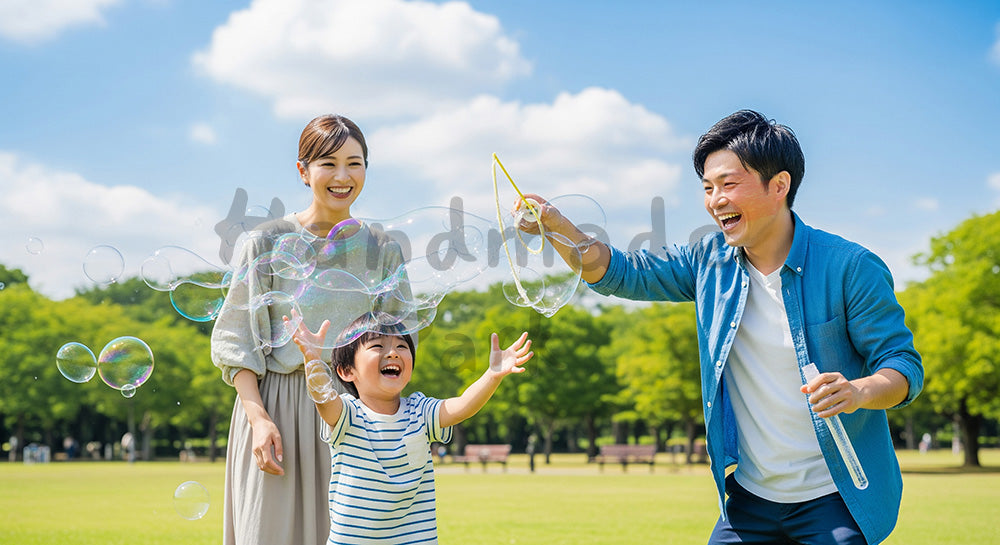 フリー素材 無料 写真｜明るい公園の芝生でシャボン玉を楽しむ日本人家族、透明感のある休日写真