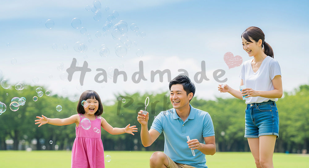 フリー素材 無料 写真｜明るい公園の芝生でシャボン玉を楽しむ日本人家族、透明感のある休日写真