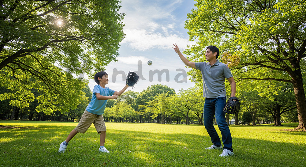 フリー素材 無料 写真｜日差しのある公園の芝生でキャッチボールをする日本人親子、健康的な休日写真