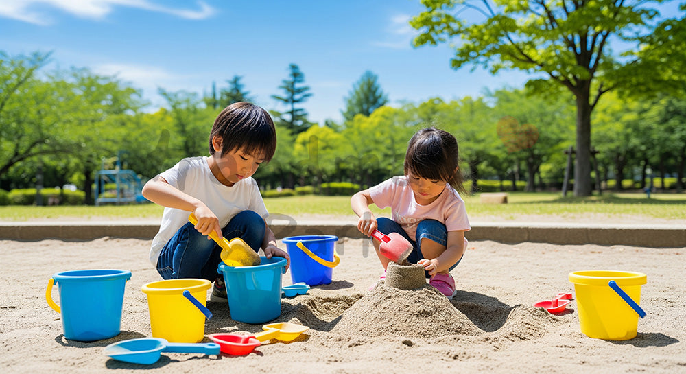 フリー素材 無料 写真｜晴れた公園の砂場で夢中で遊ぶ日本人の子どもたち、育児向けの綺麗な写真