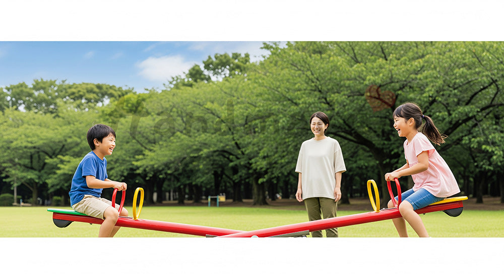 フリー素材 無料 写真｜さわやかな公園のシーソーで遊ぶ日本人の子どもたちと家族、安心感のある休日写真