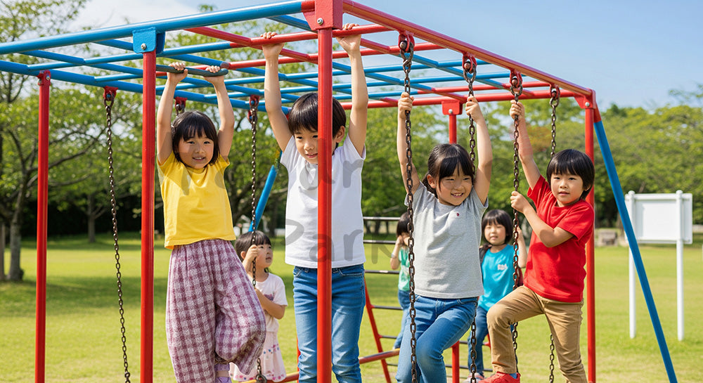 フリー素材 無料 写真｜明るい公園のジャングルジムで遊ぶ日本人の子どもたち、元気で明るい外遊び写真