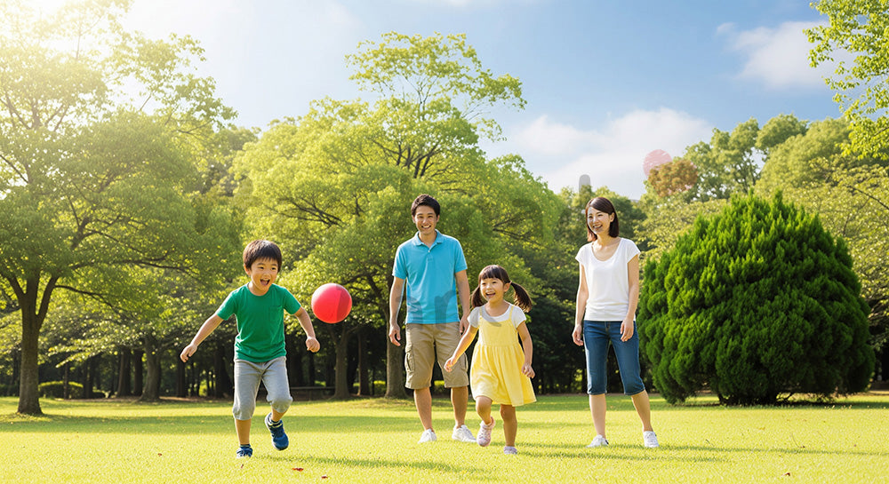 フリー素材 無料 写真｜さわやかな公園の芝生でボール遊びをする日本人家族、元気で爽やかな休日写真