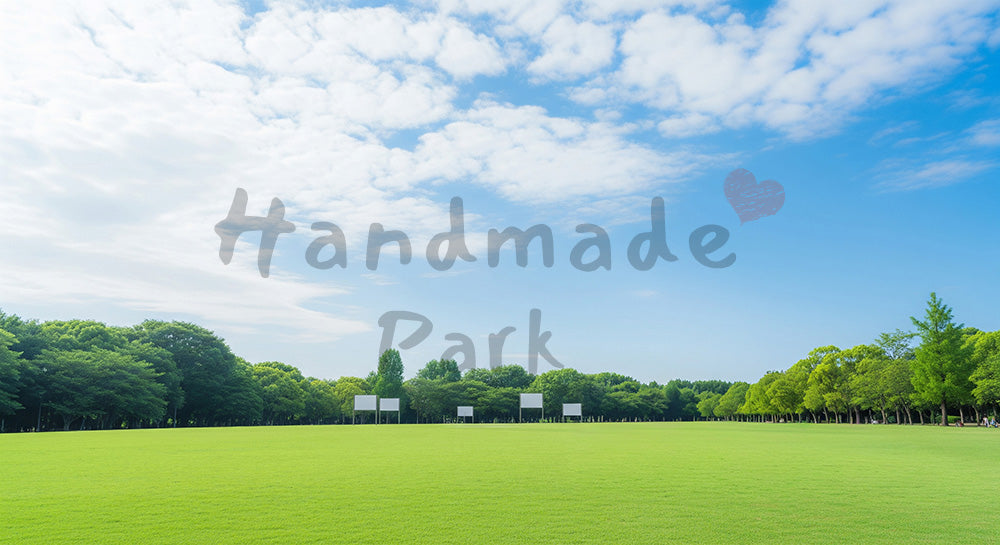 フリー素材 無料 写真｜日差しのある公園の芝生で小さな子どもと遊ぶ日本人家族、優しい子育て写真