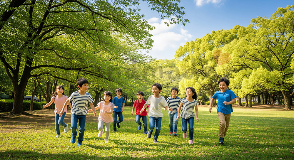 フリー素材 無料 写真｜明るい公園で追いかけっこをする日本人の子どもたち、元気で爽やかな外遊び写真
