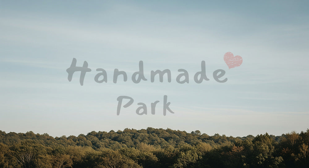 フリー素材 無料 写真｜SDGs向け森の稜線と淡い空の背景 大きな余白でデザイン用