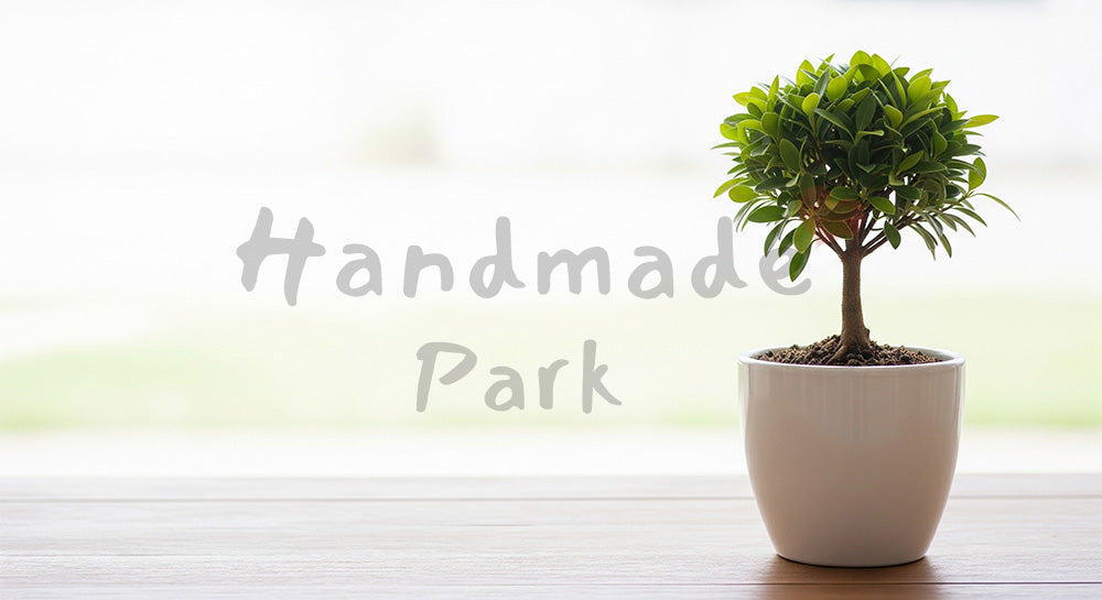 フリー素材 無料 写真｜SDGsのグリーンライフを想起する鉢植えの樹木バックグラウンド 文字入れ空きスペース