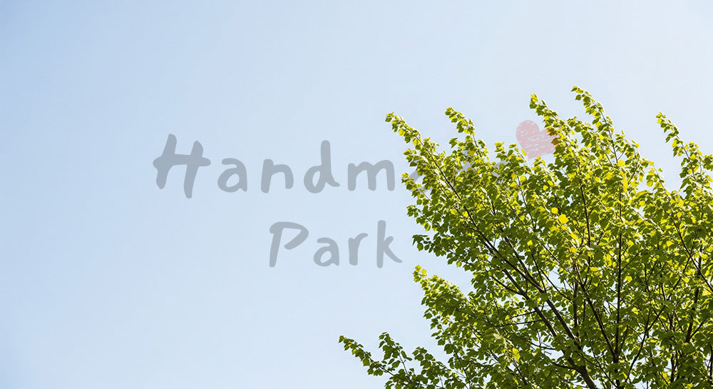 フリー素材 無料 写真｜SDGsの風と緑を想起する若木の葉バックグラウンド 空抜け空きスペースで文字入れ