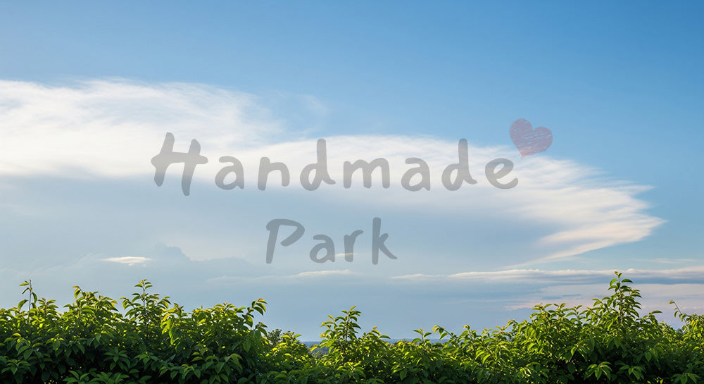 フリー素材 無料 写真｜SDGs向け緑のフレームと空の背景 雲ありでスペースたっぷり