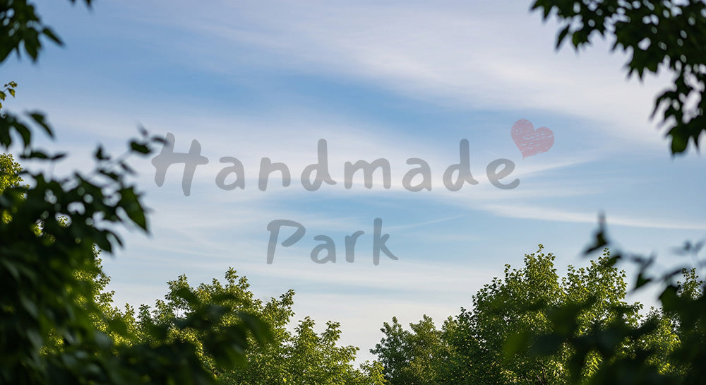 フリー素材 無料 写真｜SDGs向け緑のフレームと空のバックグラウンド 雲ありで空きスペースたっぷり