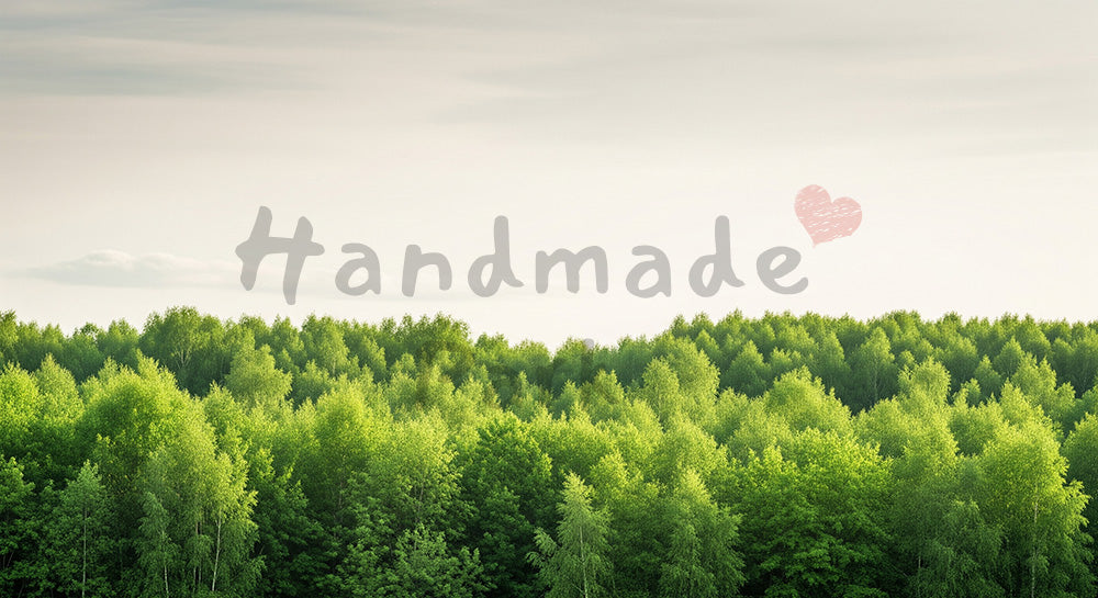 フリー素材 無料 写真｜SDGsに合う森と薄い雲の空背景 フラットな明るさで文字入れ 写真背景