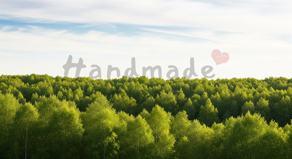フリー素材 無料 写真｜SDGsに合う森と薄い雲の空背景 フラットな明るさで文字入れ