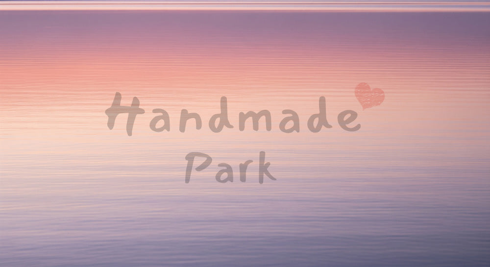 フリー素材 無料 写真｜上部余白のある夕方色の淡い反射がにじむ抽象水面