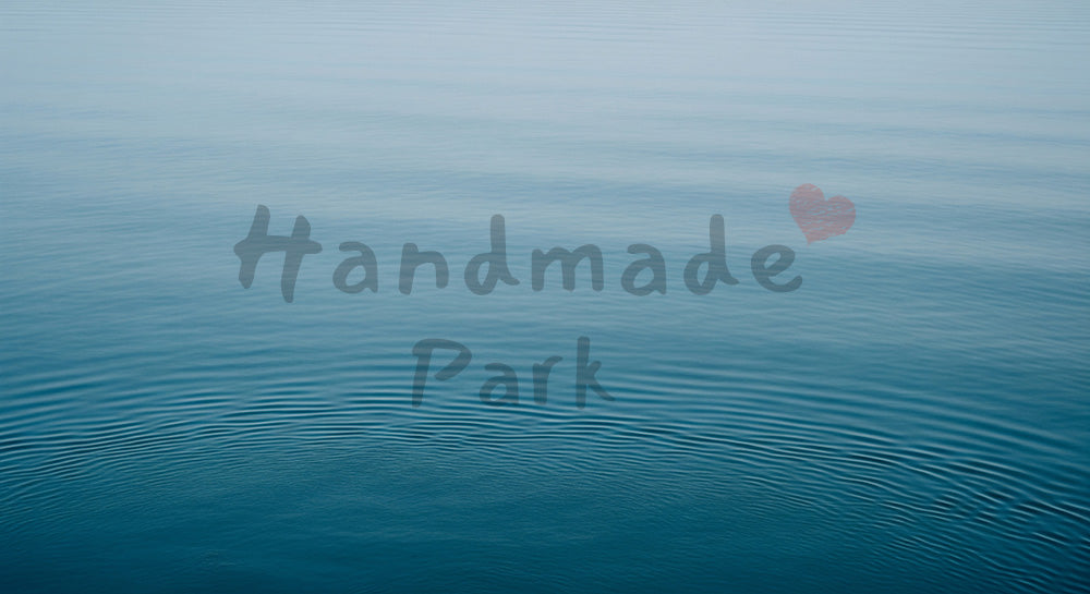 フリー素材 無料 写真｜落ち着いた青の抽象水面、上部コピースペース